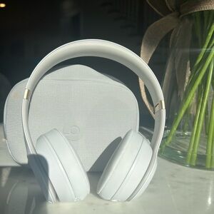 Beats Solo 4 white and silver with case and 2 chords